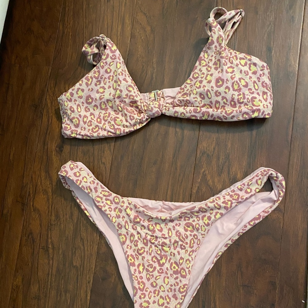 Dippin daisys cheetah bikini
